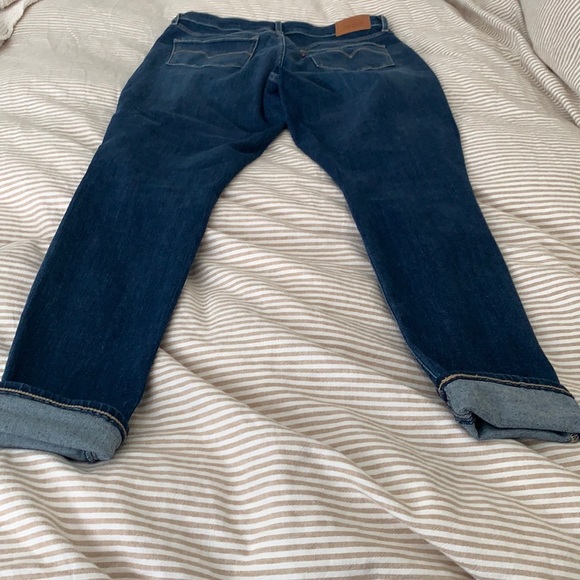 Women’s Levis - Picture 2 of 4